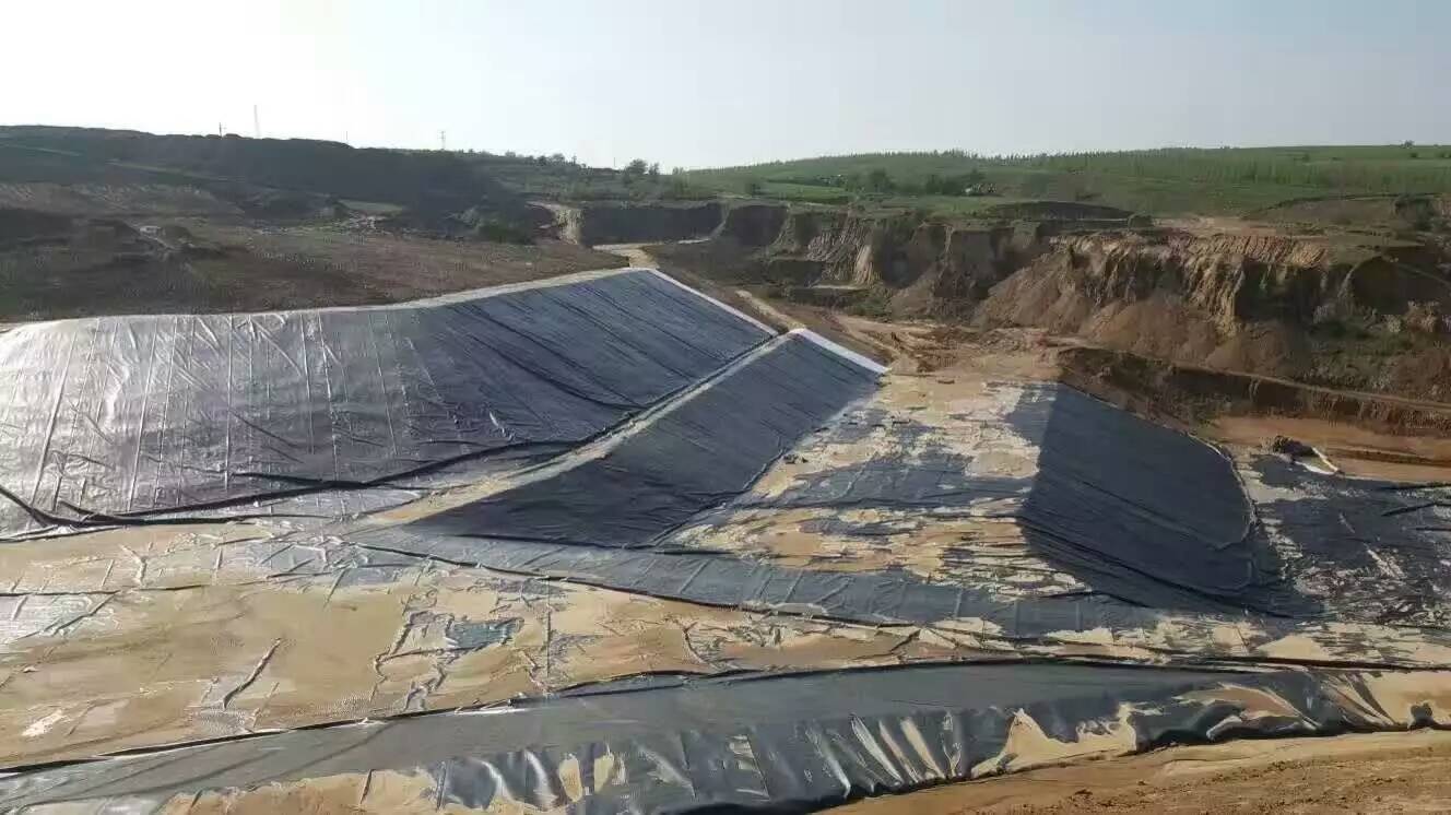 內(nèi)蒙尾礦庫防滲土工膜施工現(xiàn)場